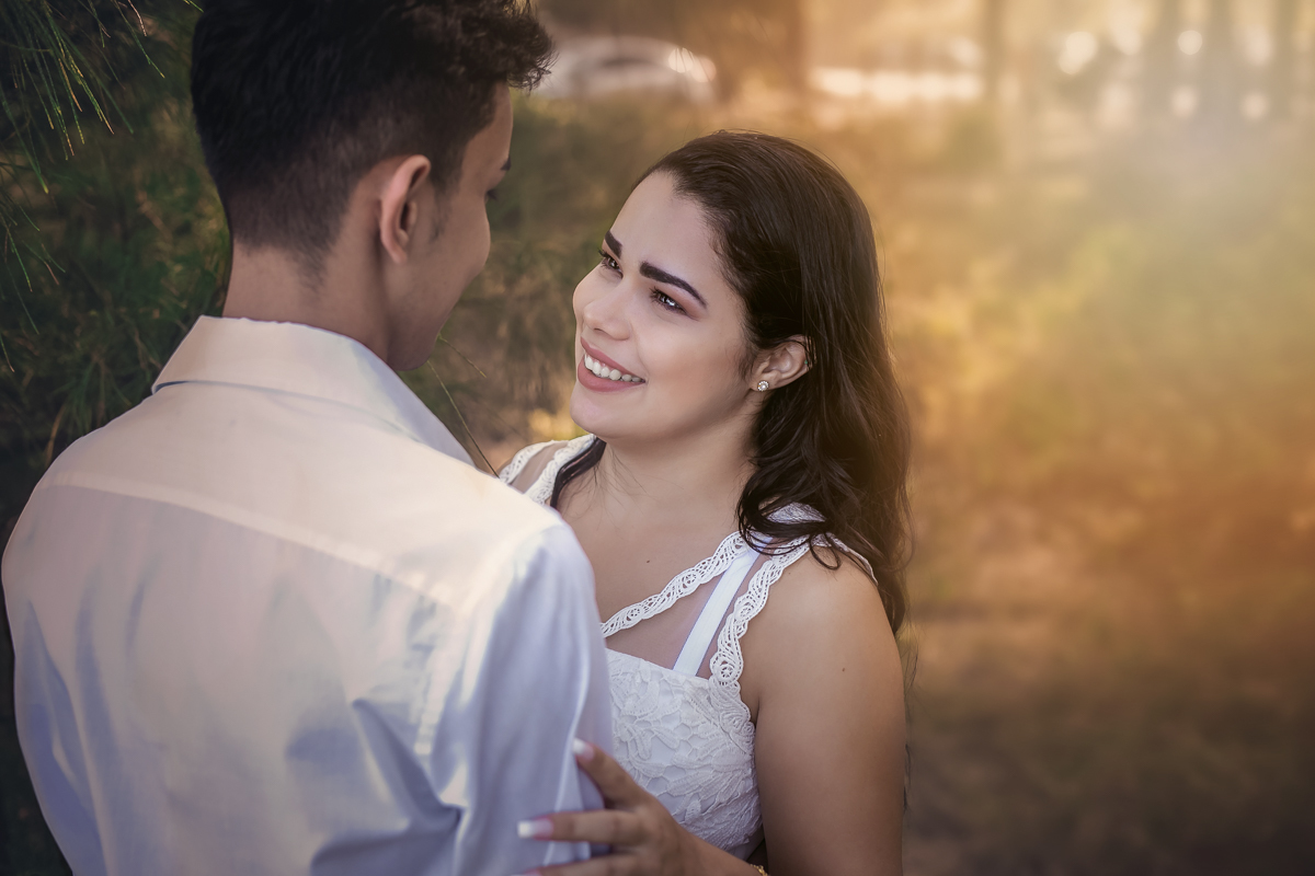 Casal apaixonado em ensaio Pré-Casamento em Gruamari