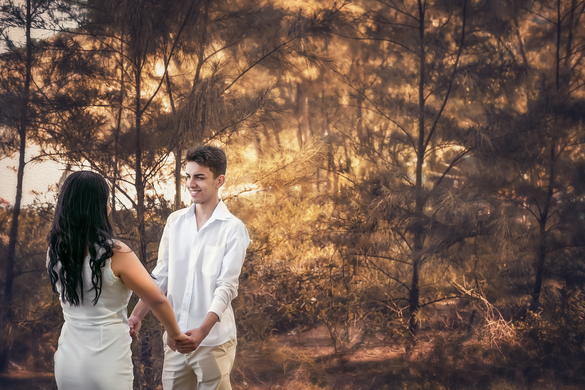 Ensaio pré-Casamento externo com árvores ao fundo em Grumari/RJ
