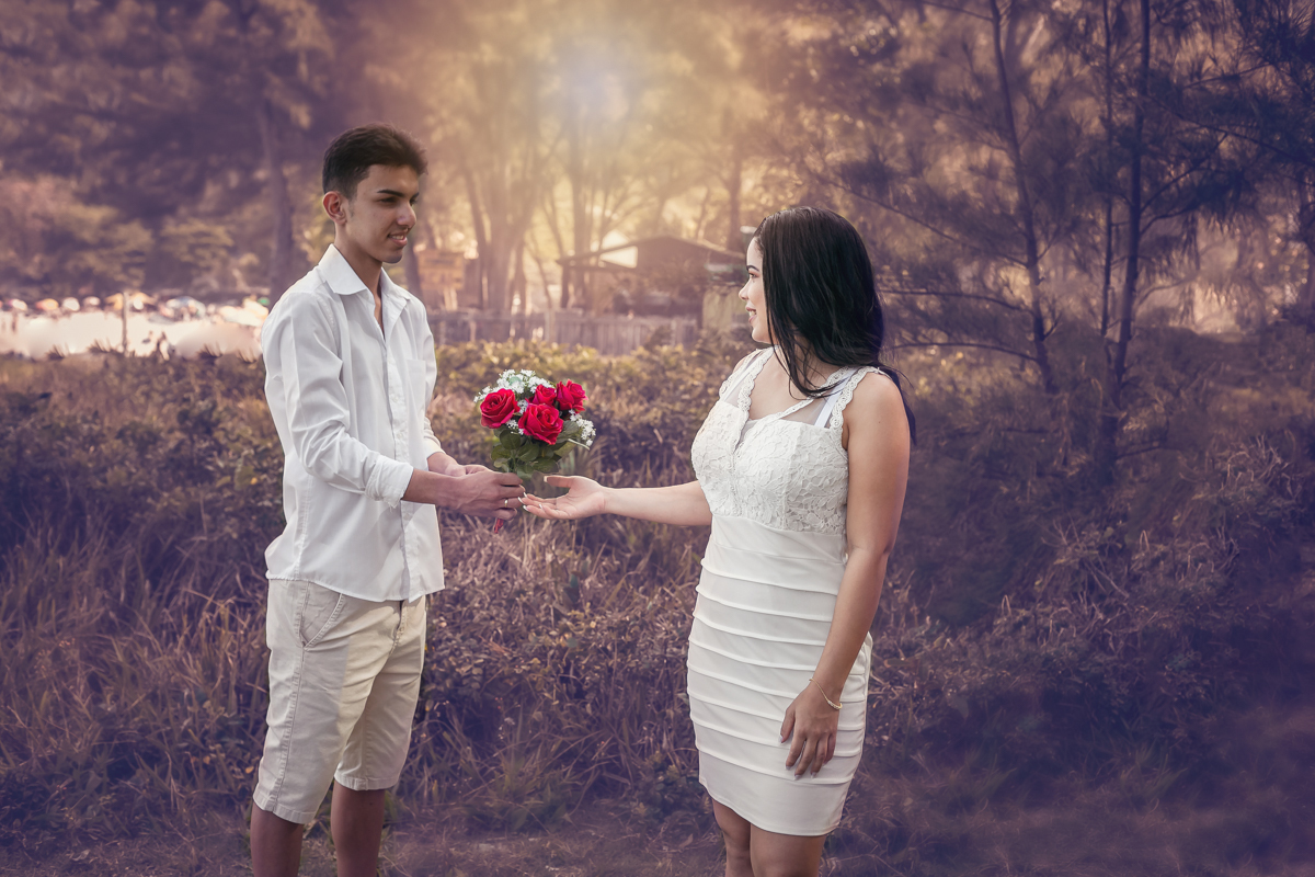 Noivo entregando Buquê de Flores em Ensaio Pré-Wedding