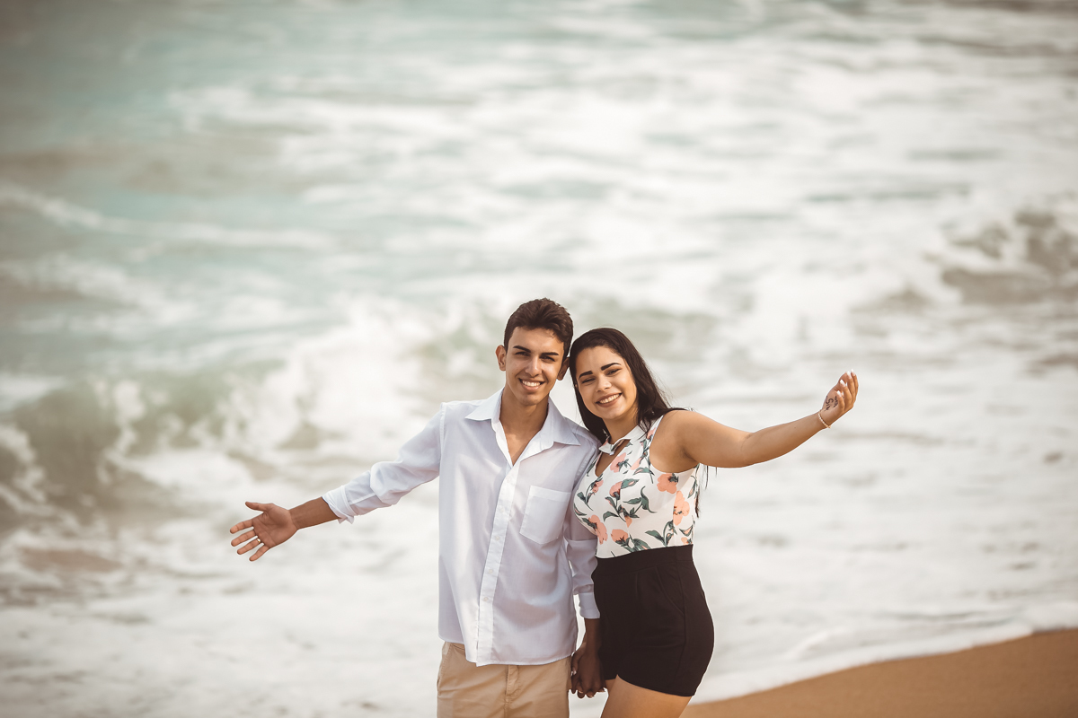 correndo para felicidade, praia, fotos na praia - ensaio fotografico de casal-Grumari/RJ
