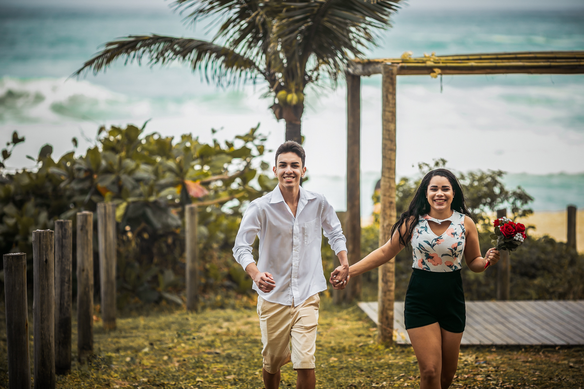 Casal correndo em  ensaio Pré-Wedding/Grumari