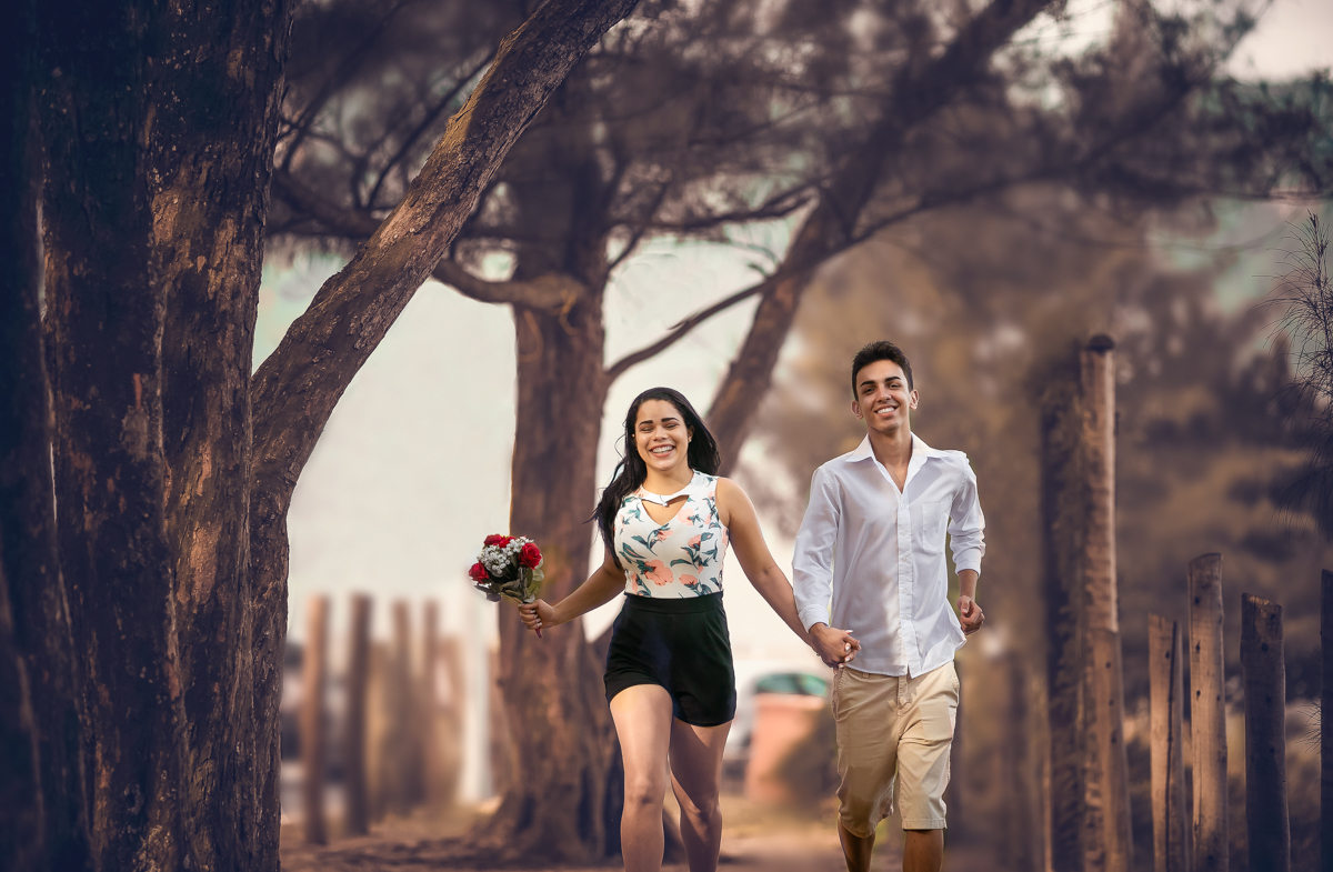 Ensaio fotográfico casal apaixonado correndo na praia do recreio