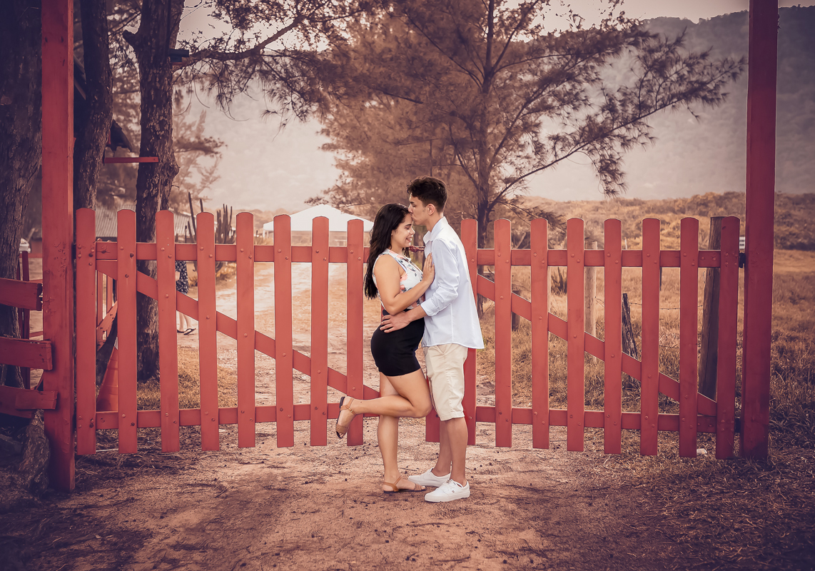 Casal em ensaio pré-wedding em portão vermelho/Grumari-RJ