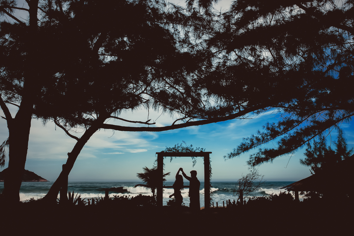 Silhueta de casal em ensaio romântico Pré-Casamento/Grumari-RJ