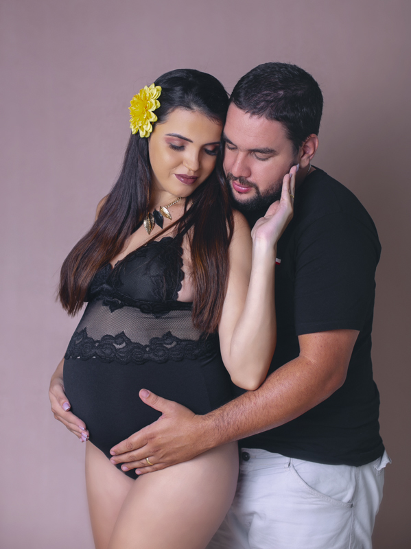 Fotografia afetiva de gestante em  book fotográfico em estúdio