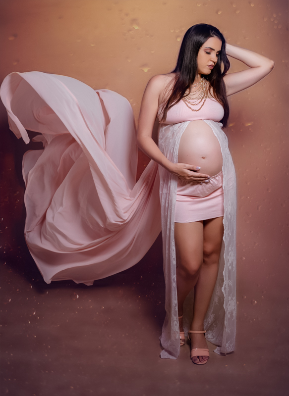 Ensaio em estúdio usando vestido com cauda   esvoaçante