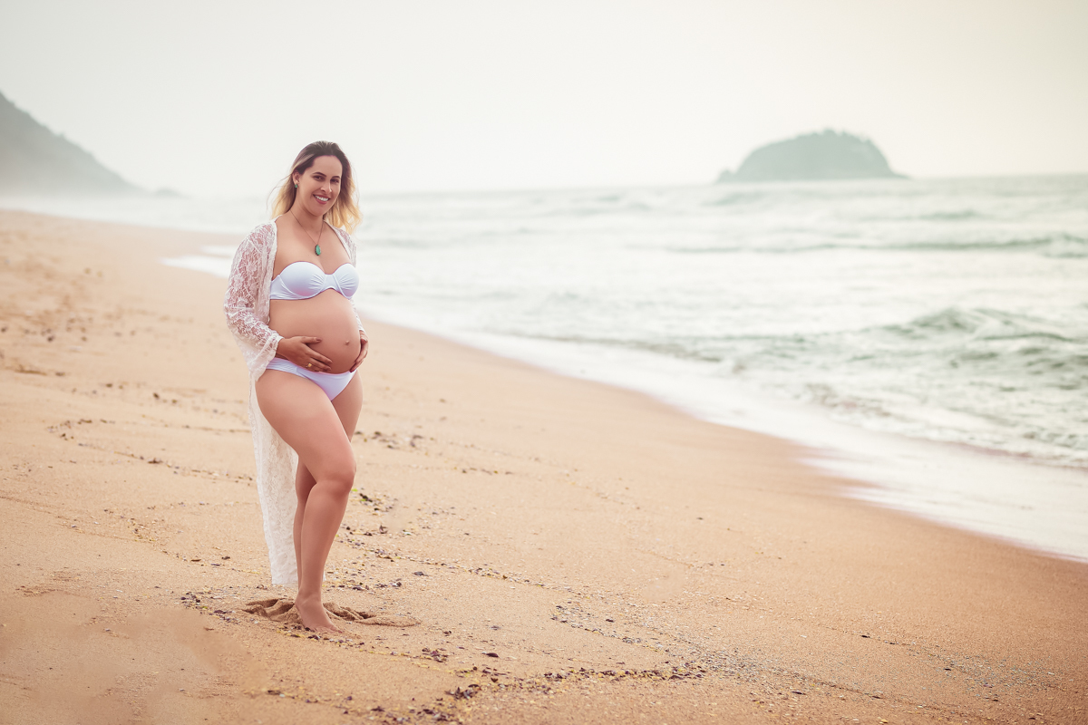 Gestante plena em ensaio externo fotográfico na praia de Grumari/RJ