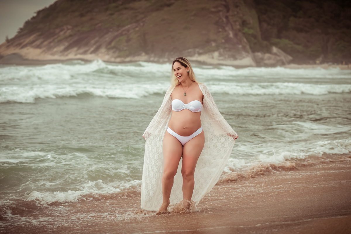 Gestante usa saída de praia de renda com biquíni Branco em Ensaio fotográfico Externo em Grumari/RJ