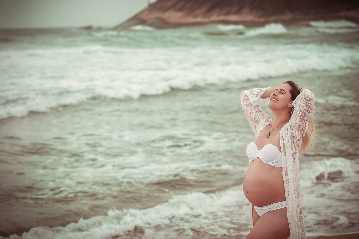 Fotografia de grávida na praia ensaio externo fotográfico/RJ