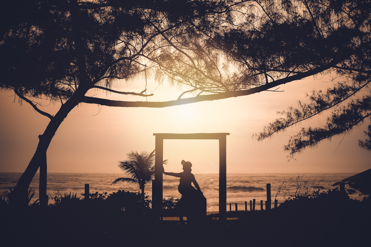 Ensaio de gestante ao entardecer silhueta em Grumari/RJ