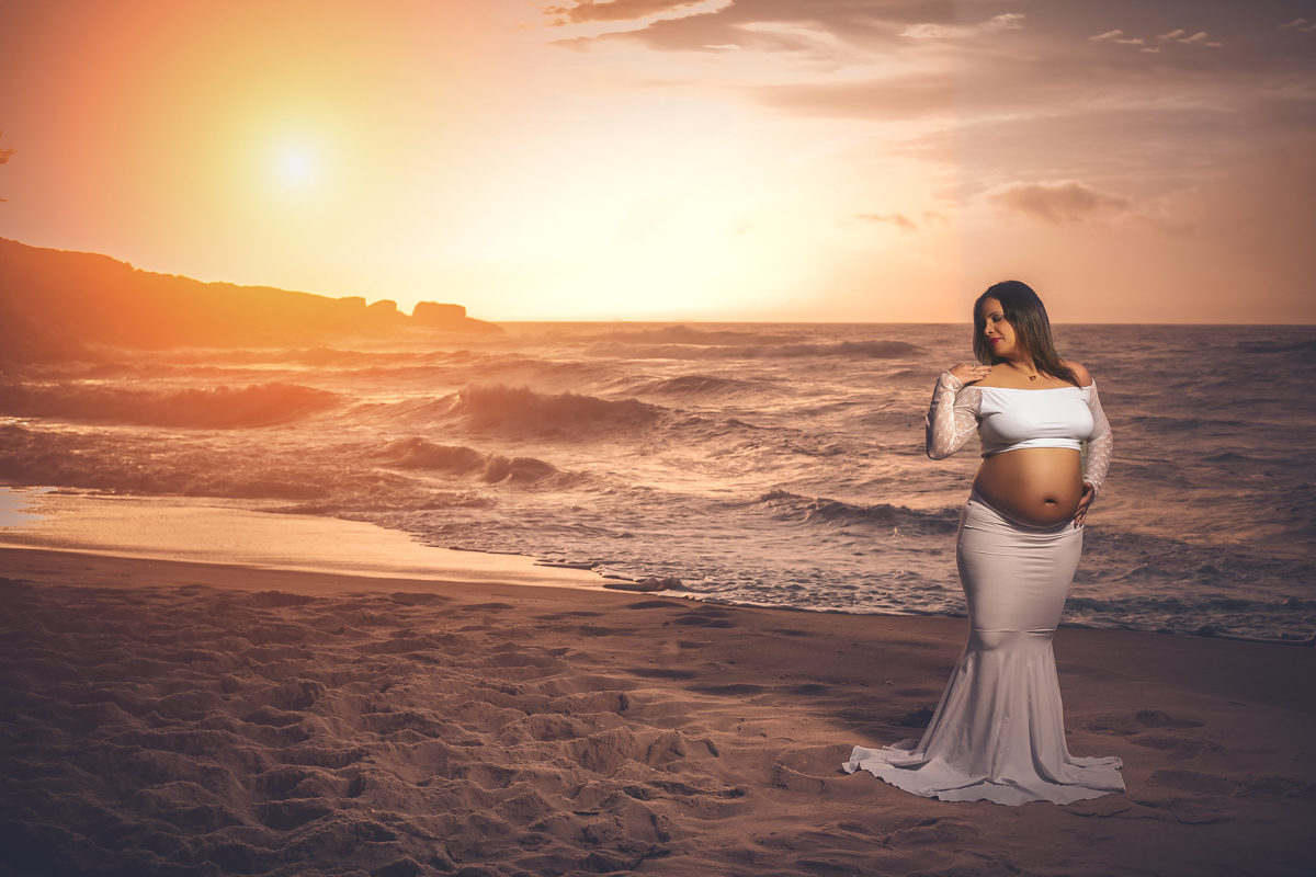 Ensaio de gestante externo com nascer do sol na Prainha/RJ