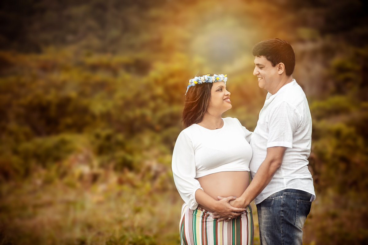 Fotografia afetiva de gestante ensaio fotográfico no Grumari