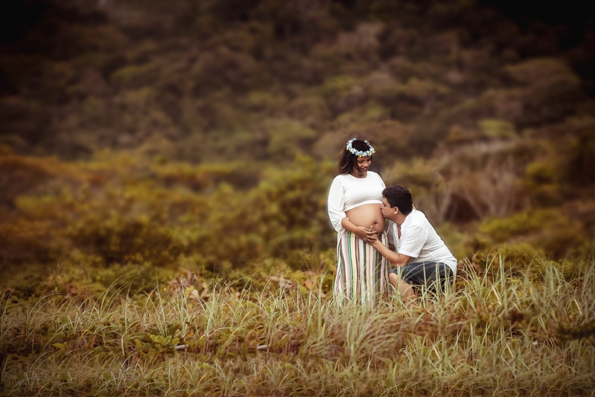 Casal romântico em ensaio de gestante externo na prainha/RJ