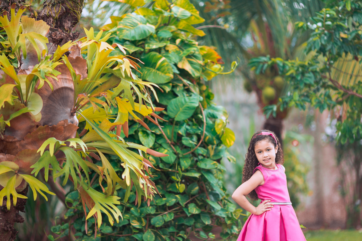 Festa infantil tema LOL aniversariante com vestido rosa em ensaio