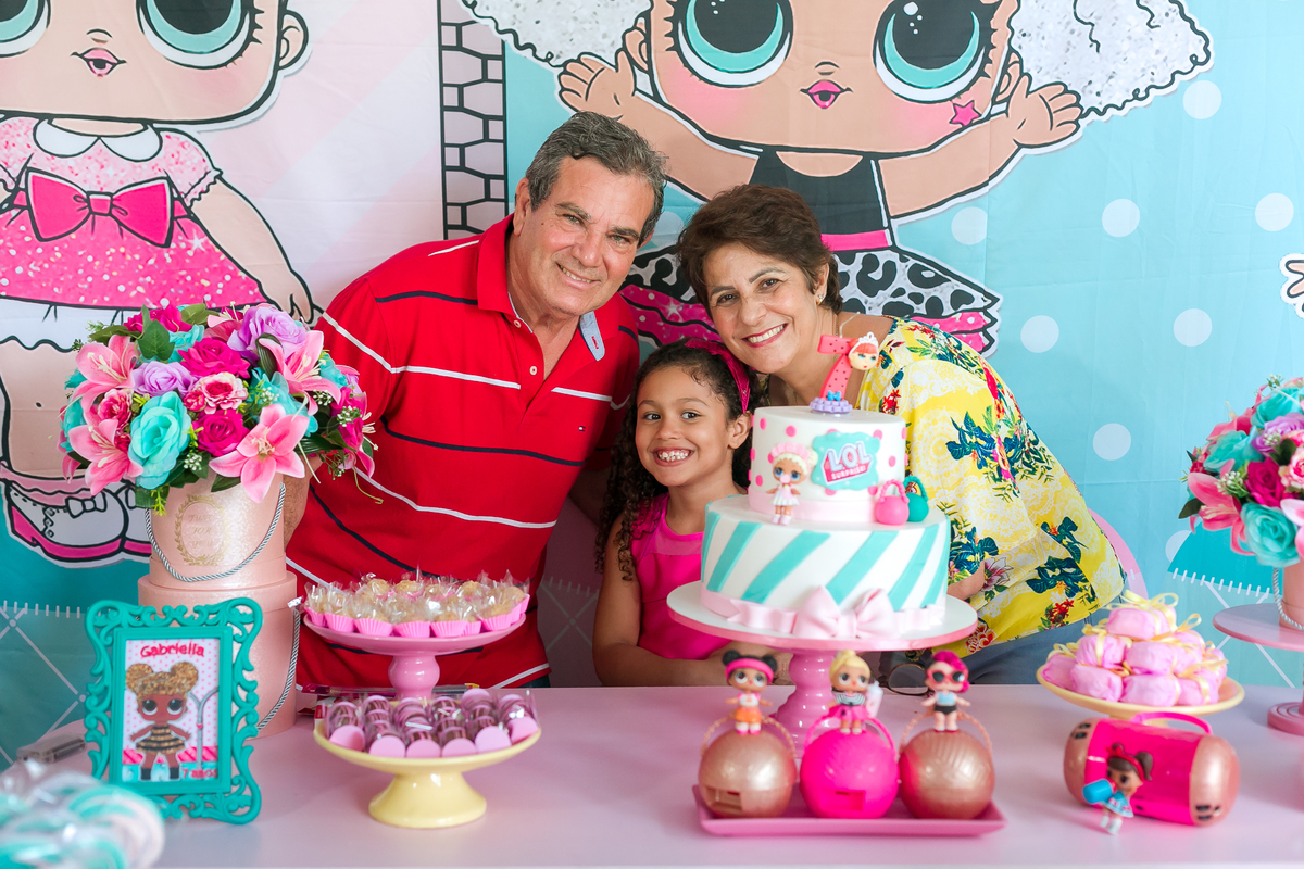 Avós em foto na festa de 7 naos temática LOL surprise/Campo GrandeRJ