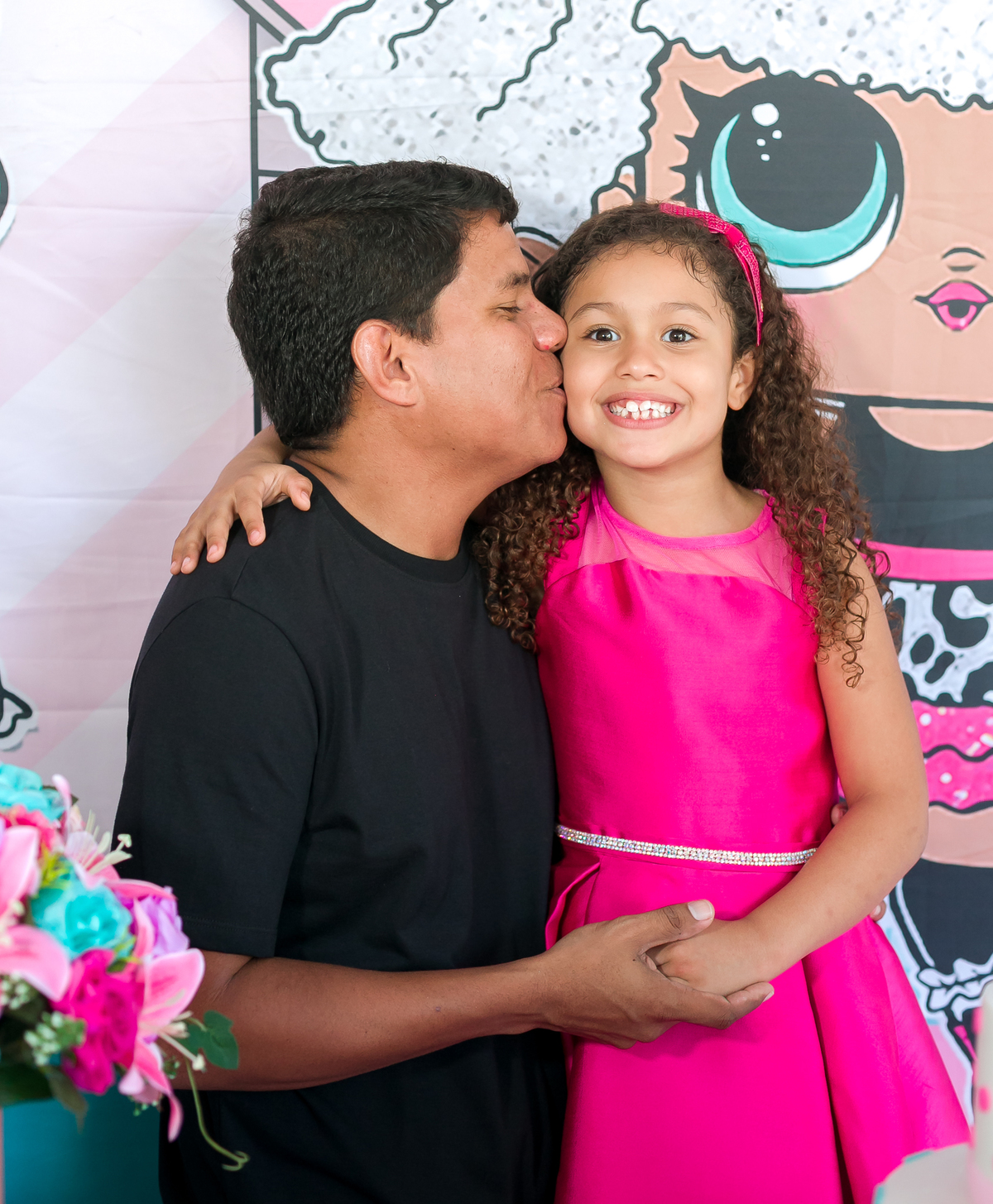 Fotografia afetiva papai dando beijo em aniversariante  em festa da LOL