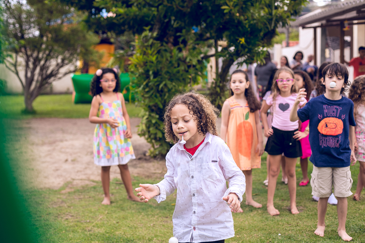 Brincadeira corrida ovo na colher em festa infantil RJ