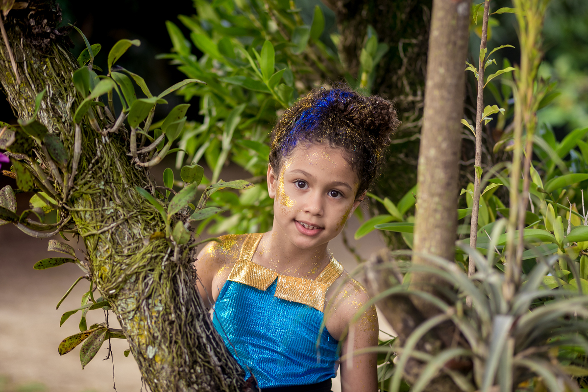 Aniversariante de fantasia LOL morena com gliter em  sua festa de 7 anos  casa em Campo Grande/RJ 