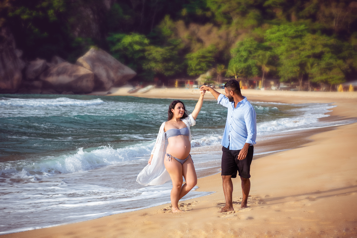 Gestante em ensaio descontraído em praia de Grumari/RJ