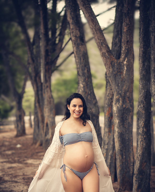 Ensaio de gestante com árvores ao fundo em Grumari/RJ