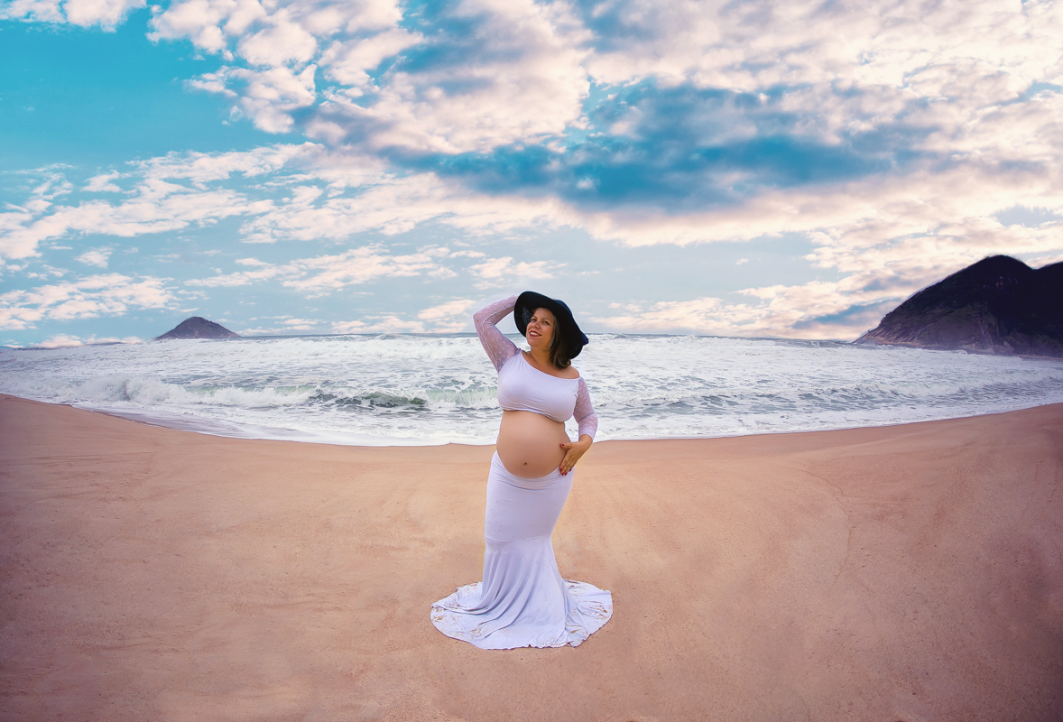 Ensaio fotográfico de gestante na praia em Grumari/RJ