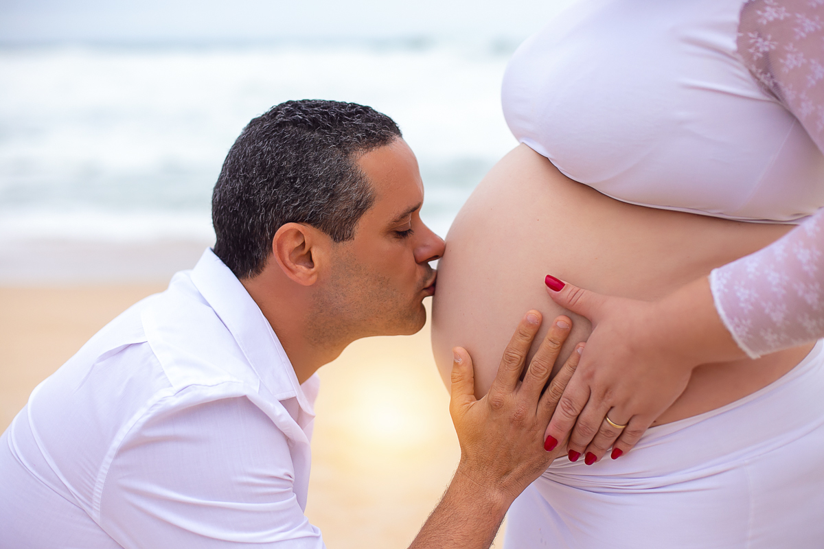 Ensaio de gestante na praia esposa beijando a barriga-Grumari-RJ-grávida