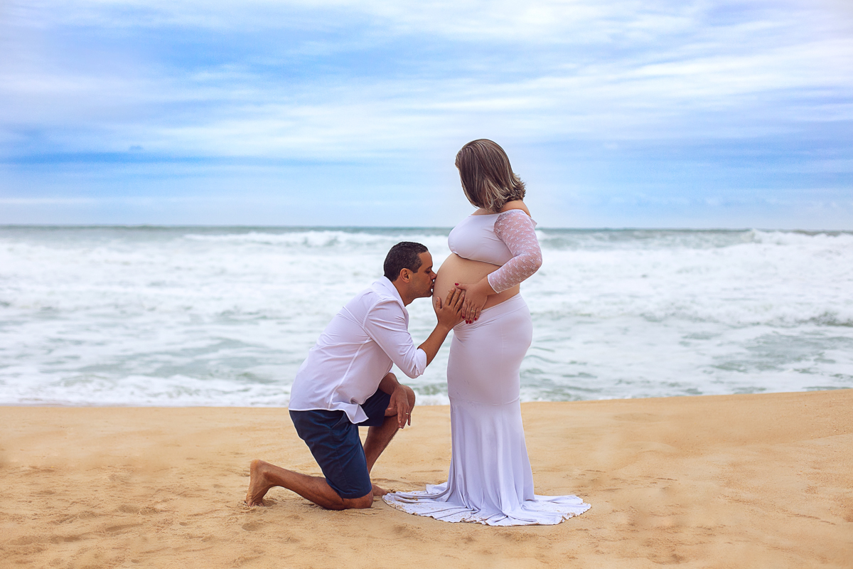 Fotografia ensaio de gestante ao fundo mar em grumari/RJ