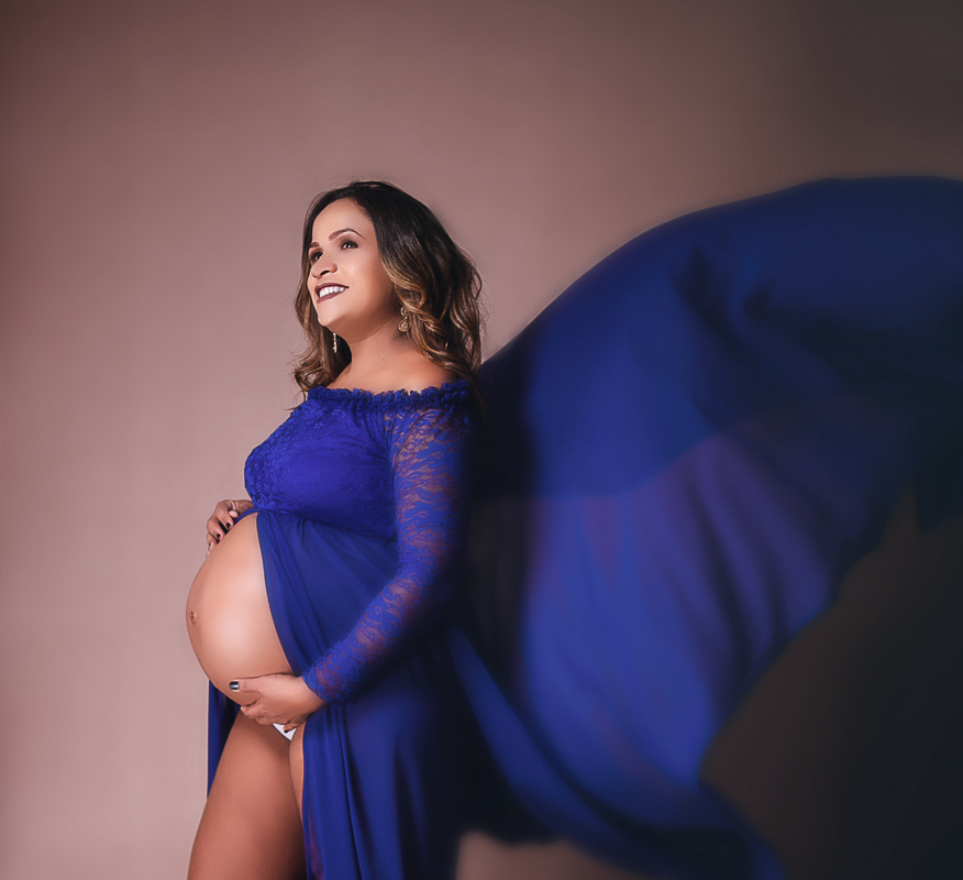 Vestido voando azul em ensaio de gestante em estúdio/RJ