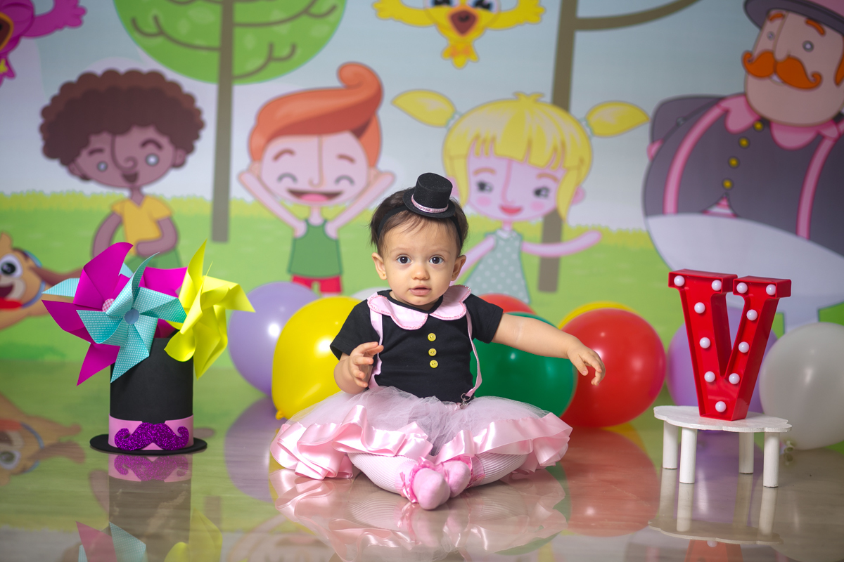 Ensaio temático de menina em estúdio com fantasia rosa cartola do bita