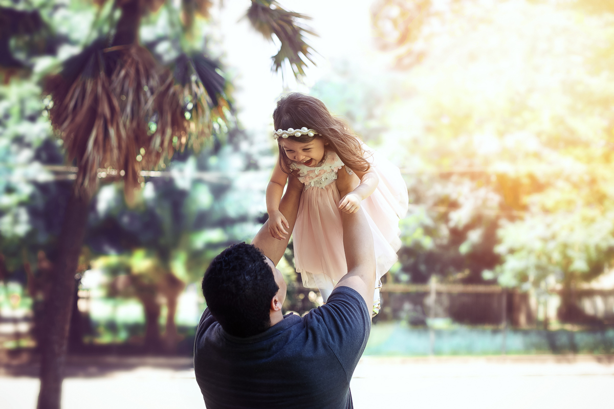 Book infantil externo papai levantando filha em seu ensaio temático na quinta da boa vista/RJ