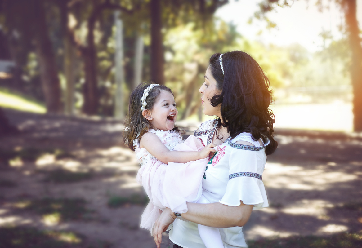 Fotografia afetiva mamãe e filha em brincadeira em ensaio lúdico das princesas na quinta da boa vista /RJ