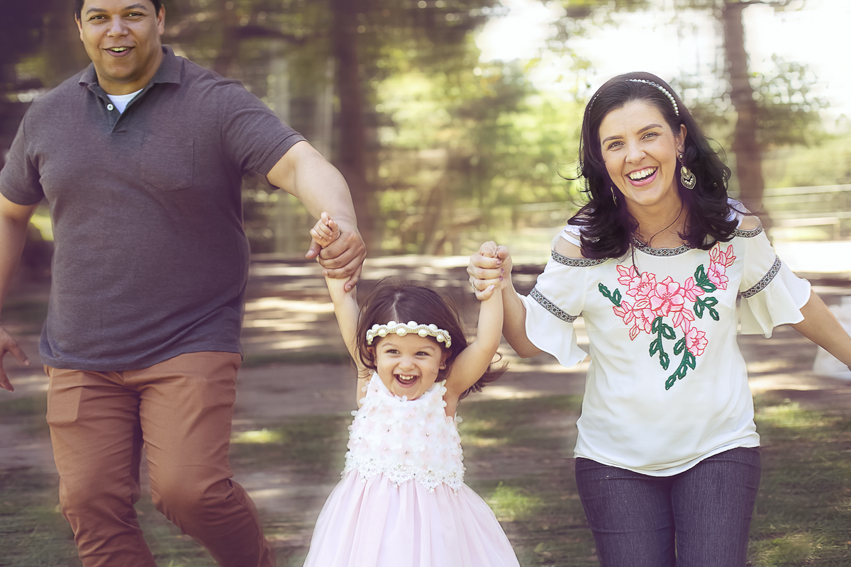 Papais brincando com filha em ensaio externo na quinta d boa vista/RJ