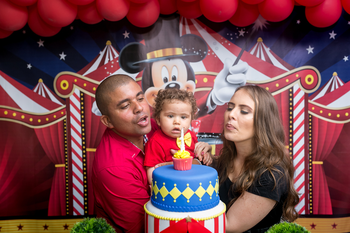 Hora do parabéns em festa circo do Mickey em Condomínio Portal do Sol/RJ
