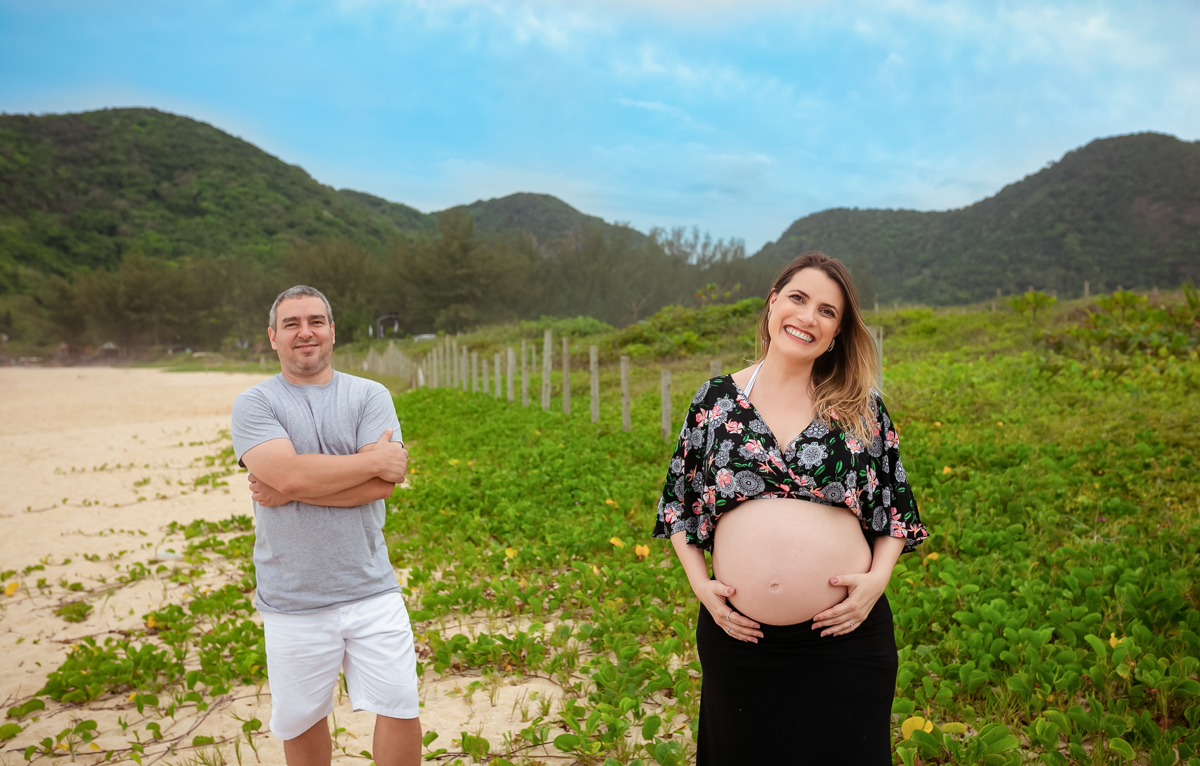 Gestante em ensaio fotográfico externo junto com seu esposo em Grumari/RJ