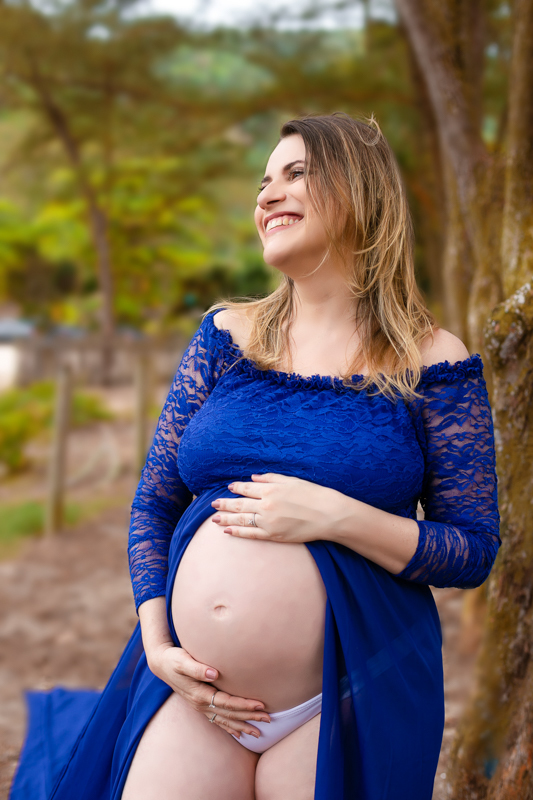 |Gestante com vestido de renda azul em ensaio externo em Grumari/Rj