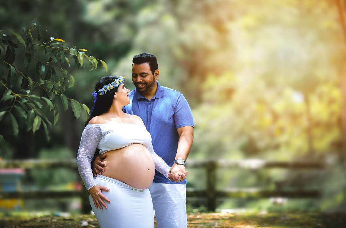 esposo junto com gestante em ensaio externo em Parque Crémerie/Petrópolis 