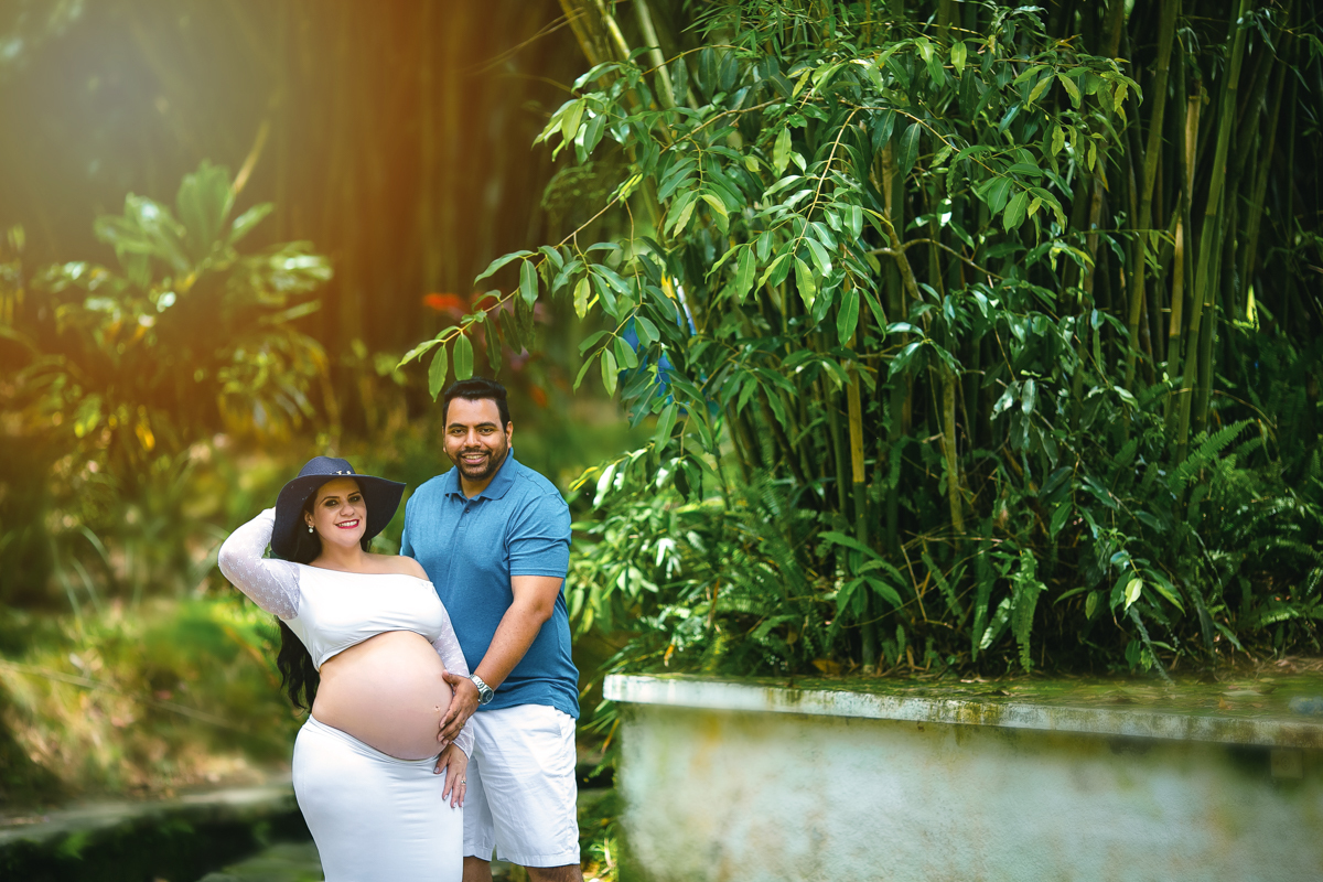 Fotografia de gestante ao fundo muito verde em ensaio no Parque Crémerie/RJ
