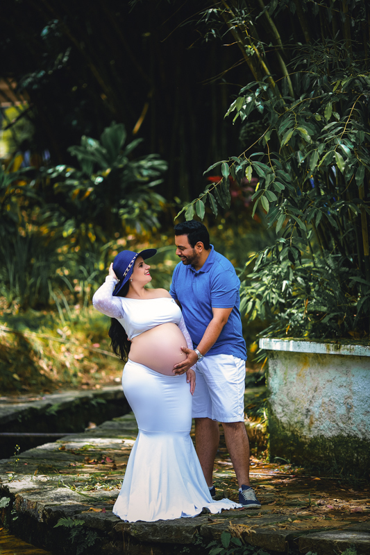 Casal em seu sonhado ensaio da gestante em meio a natureza em Parque Crémerie/Petrópolis/RJ