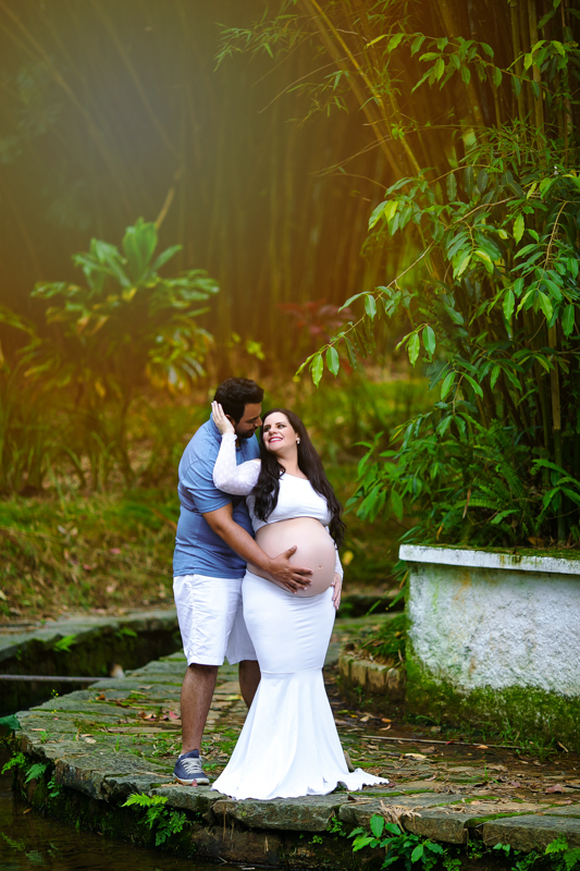 Casal em ensaio gestante no parque Crémerie em meio a natureza/Petrópolis
