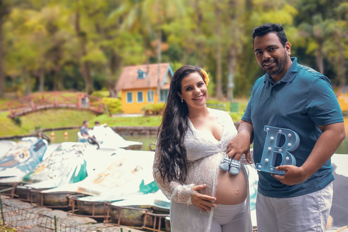 Ensaio de gestante no Parque Crémerie ao fundo os pedalinhos/Petrópolis