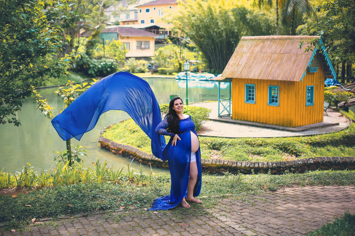 Fotografia de gestante com vestido voando azul em Parque Crémerie/Petrópolis