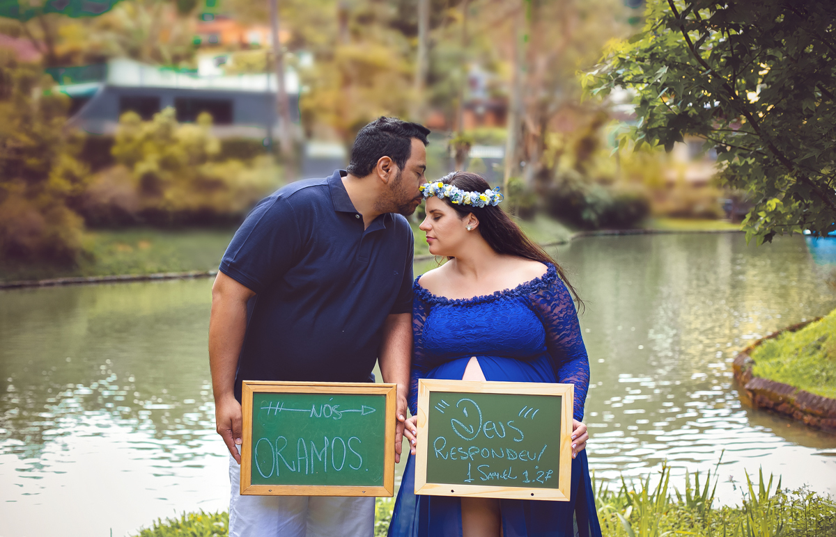 Esposo beijado testa de gestante em seus sonhado ensaio-Parque crémerie/Petrópolis