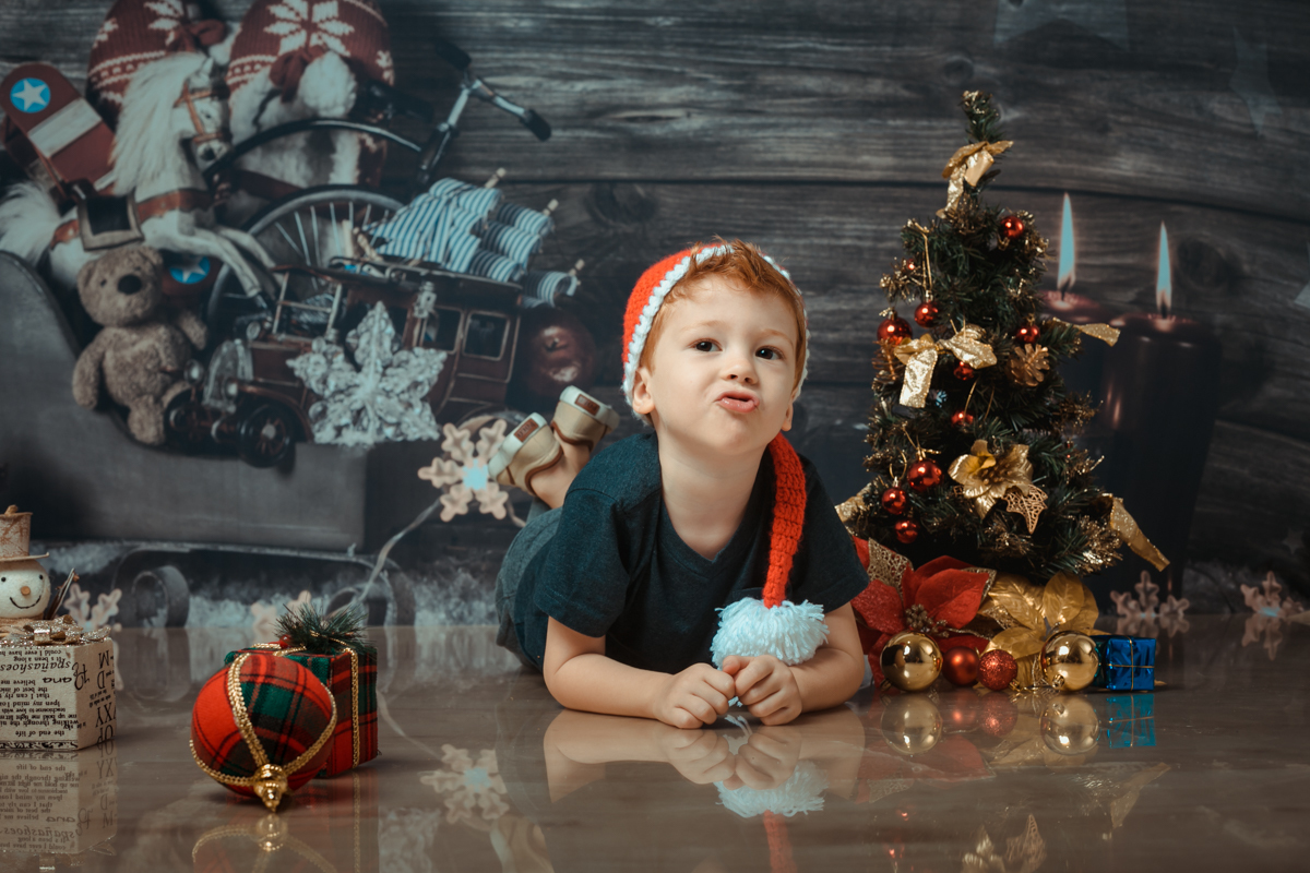 Fotografia de menino ruivo em ensaio de natal