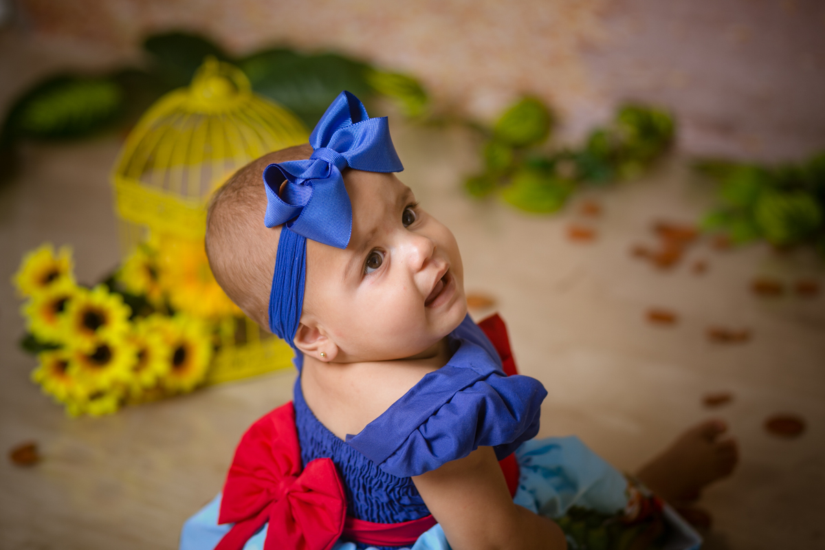 Ensaio infantil em estúdio temático da Branca de Neve Cute