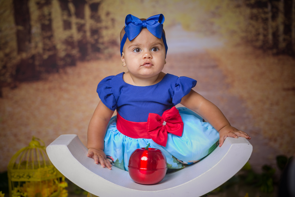 Ensaio em estúdio temático branca de neve Cute
