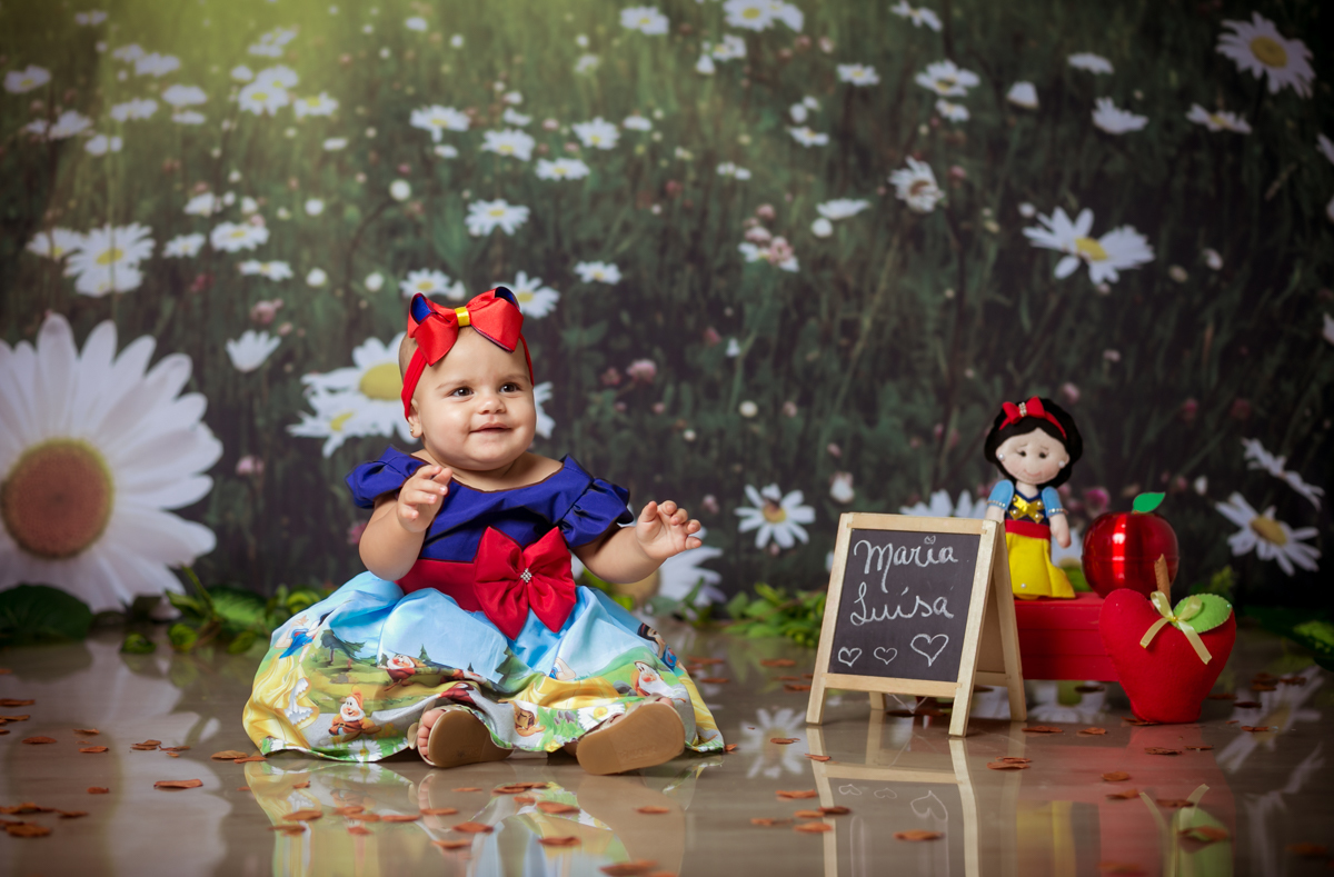 Ensaio branca de neve Cute com vestido e laço na cabeça estúdio/RJ