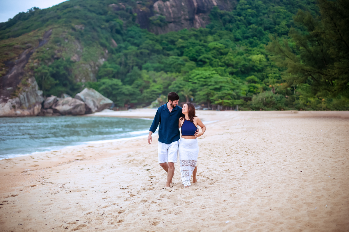 A Kivea e o Luã fizeram o ensaio pré-casamento na Praia de Grumari
