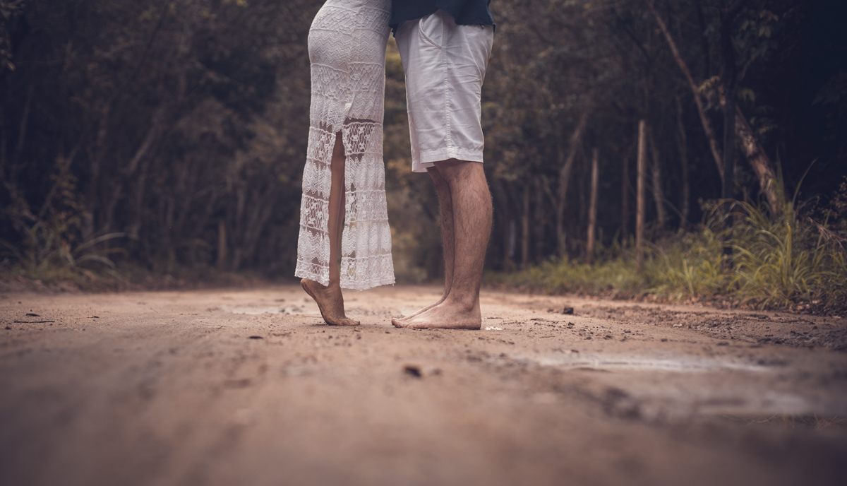 Casal  nas pontas dos pés em ensaio fotográfico pré-wedding em Grumari/RJ