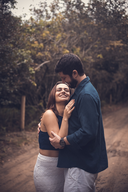 Noivos trocando olhares apaixonados em ensaio pré-casamento em Grumari/RJ 