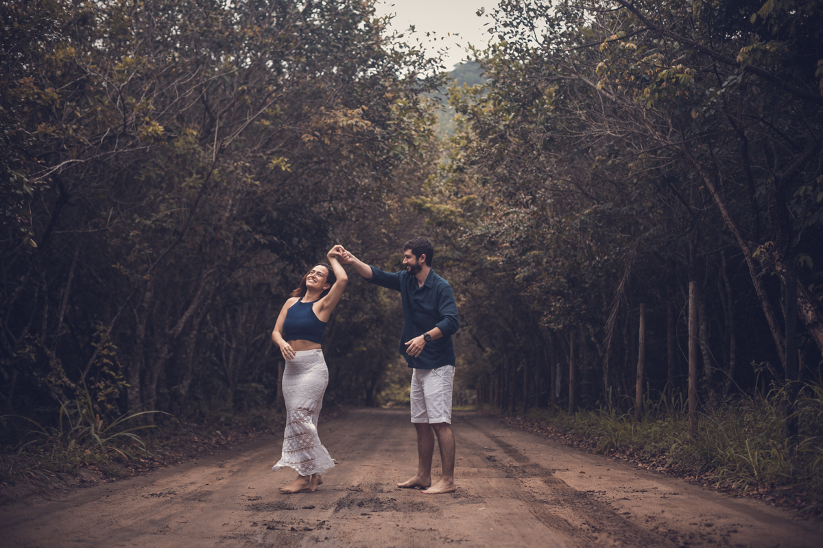 Noivos bailando em ensaio pré-casamento Grumari/RJ